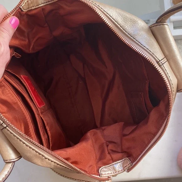 Hobo bag, metallic champagne gold. - Picture 3 of 10